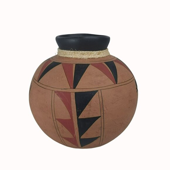 Vintage Southwestern Black Red Clay Terracotta Pottery Vase Signed By Jose Lucan - Picture 2 of 5